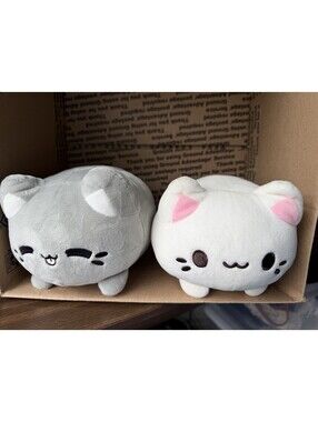 Tasty Peach Aurora 7" plush Grey and White Meowski